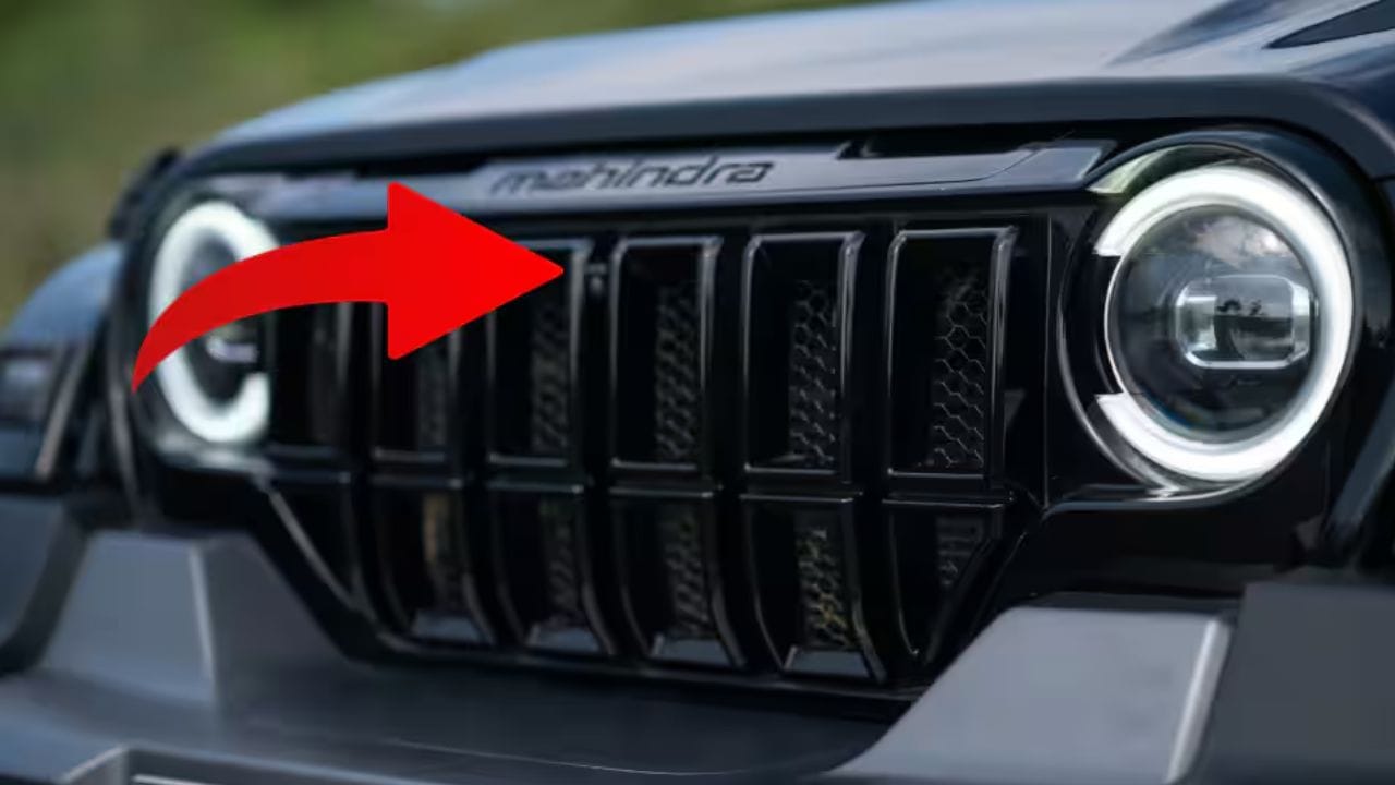 મહિન્દ્રા થાર રોક્સમાં ડીઆરએલ સાથે નવા પ્રોજેક્ટર હેડલેમ્પ્સ ફીટ કરવામાં આવ્યા છે. બોનેટને ફરીથી ડિઝાઇન કરવામાં આવી છે અને બોનેટમાં નવી સુવિધાઓ પણ આપવામાં આવી છે. રોકક્સમાં પારદર્શક બોનેટ સાથે 360-ડિગ્રી સરાઉન્ડ વ્યૂ સિસ્ટમ છે, જે તેને ચુસ્ત જગ્યાઓ અને પાર્કિંગની જગ્યાઓમાંથી પસાર થવાનું સરળ બનાવે છે. તે ઑફ-રોડ પર જતી વખતે પણ મદદ કરે છે.