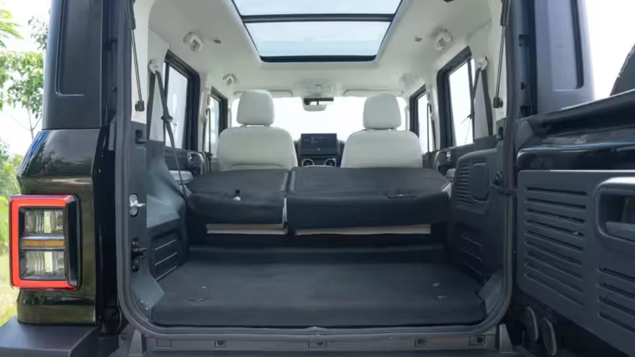 થારના પાછળના ભાગે 644 લિટરના સેગમેન્ટમાં સૌથી મોટી બૂટ સ્પેસ પ્રદાન કરે છે, જે તમે પરિવાર સાથે પ્રવાસનો આનંદ માણવા તમામ વસ્તુઓ આ જગ્યામાં મુકીને લઈ જઈ શકો છો