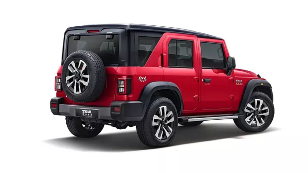 હાલની થાર કાર 3 દરવાજા વાળી છે, તેથી પાછળના મુસાફરો માટે દર વખતે કેબિનમાં પ્રવેશવા માટે, પહેલા આગળની સીટ ફોલ્ડ કરવી પડે છે અને પછી જ તમને પ્રવેશ મળે છે. આ પ્રક્રિયામાં માત્ર થોડીક સેકન્ડ લાગી શકે છે પરંતુ તે પૂર્ણ કરવું મુશ્કેલ છે, ખાસ કરીને વરિષ્ઠ નાગરિકો માટે. તેથી હવે નવી થાર 5માં દરવાજામાં લાવવામાં આવ્યા છે.