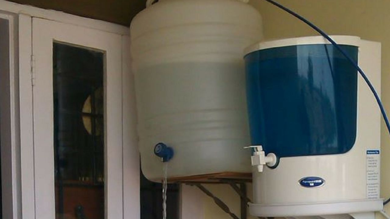 આરઓ વેસ્ટ વોટર શું છે? : RO (રિવર્સ ઓસ્મોસિસ) પ્યુરિફાયર એ પાણીને શુદ્ધ કરવાની પ્રક્રિયા છે. આ પ્રક્રિયામાં પાણીમાં રહેલી ગંદકી/અશુદ્ધિઓને અલગ કરવામાં આવે છે અને સ્વચ્છ પાણી મેળવવામાં આવે છે. પરંતુ પાણીને સાફ કરવાની પ્રક્રિયામાં અમુક પાણીનો બગાડ પણ થાય છે, જેને આરઓ વેસ્ટ વોટર કહે છે.
