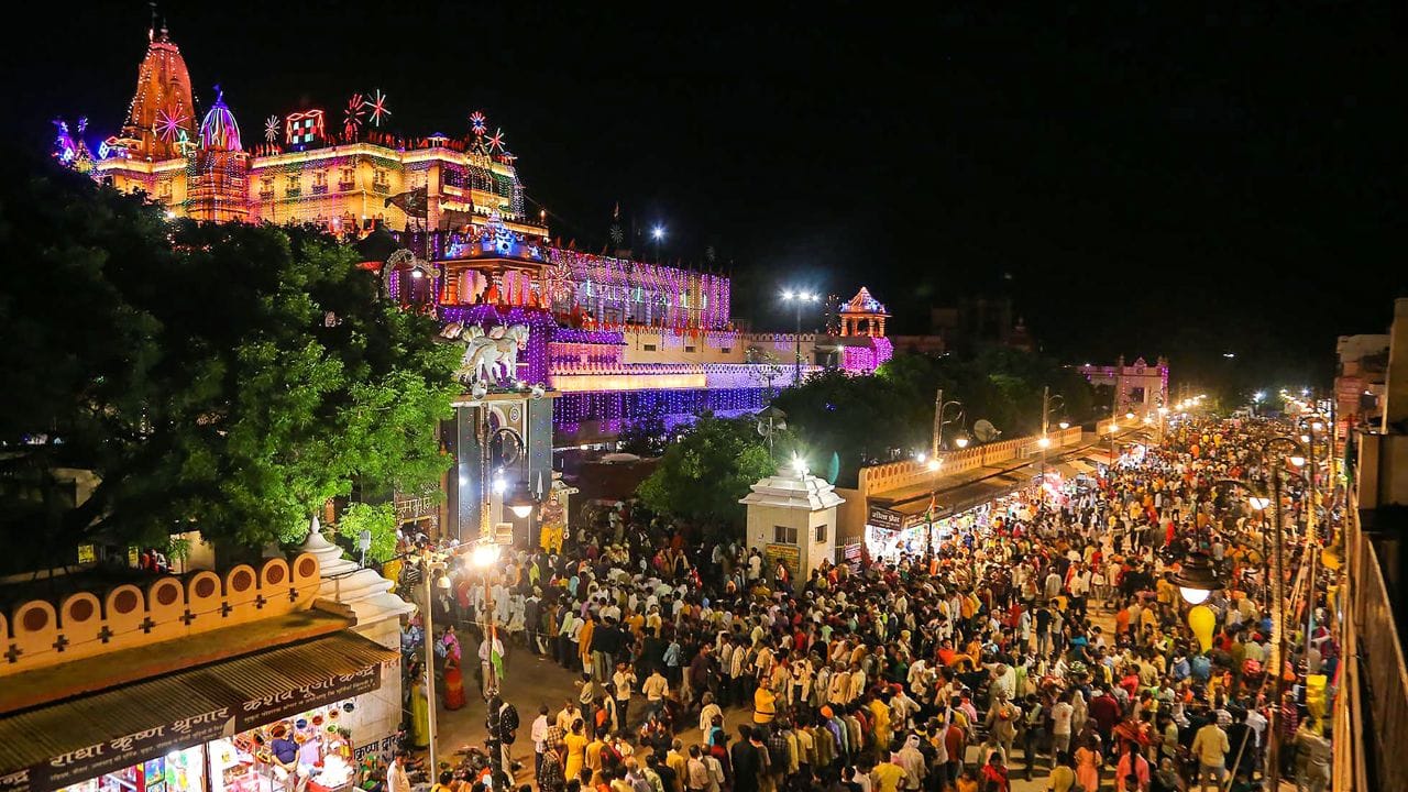 વૃંદાવન અને મથુરા : ભગવાન કૃષ્ણના શહેર વૃંદાવન અને તેમના જન્મસ્થળ મથુરામાં જન્માષ્ટમી હંમેશા સૌથી વિશેષ હોય છે. અહીં દરેક શેરીઓમાં કૃષ્ણના નામની ગુંજ સંભળાય છે. આ દિવસની ઉજવણી જોવા માટે દેશ-વિદેશના લોકો વૃંદાવન મથુરામાં ઉમટી પડે છે. ખાસ કરીને બાંકે બિહારી મંદિર અને ઇસ્કોન મંદિરનો જન્માષ્ટમીનો નજારો જોવા જેવો છે.