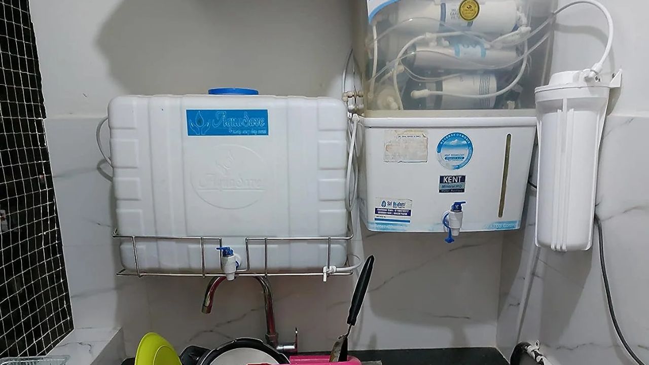 આરઓ વેસ્ટ વોટર પોર્ટેબલ કલેક્ટર શું છે? : આરઓ વેસ્ટ વોટર પોર્ટેબલ કલેક્ટર એ એક ડિવાઈસ છે જેનો ઉપયોગ આરઓ પ્યુરિફાયરમાંથી નીકળતા ગંદા પાણીને એકત્ર કરવા માટે થાય છે. આ ડિવાઈસ પોર્ટેબલ છે, એટલે કે તેને સરળતાથી એક જગ્યાએથી બીજી જગ્યાએ લઈ જઈ શકાય છે. આરઓનું ગંદુ પાણી તેમાં એકઠું થતું રહે છે.
