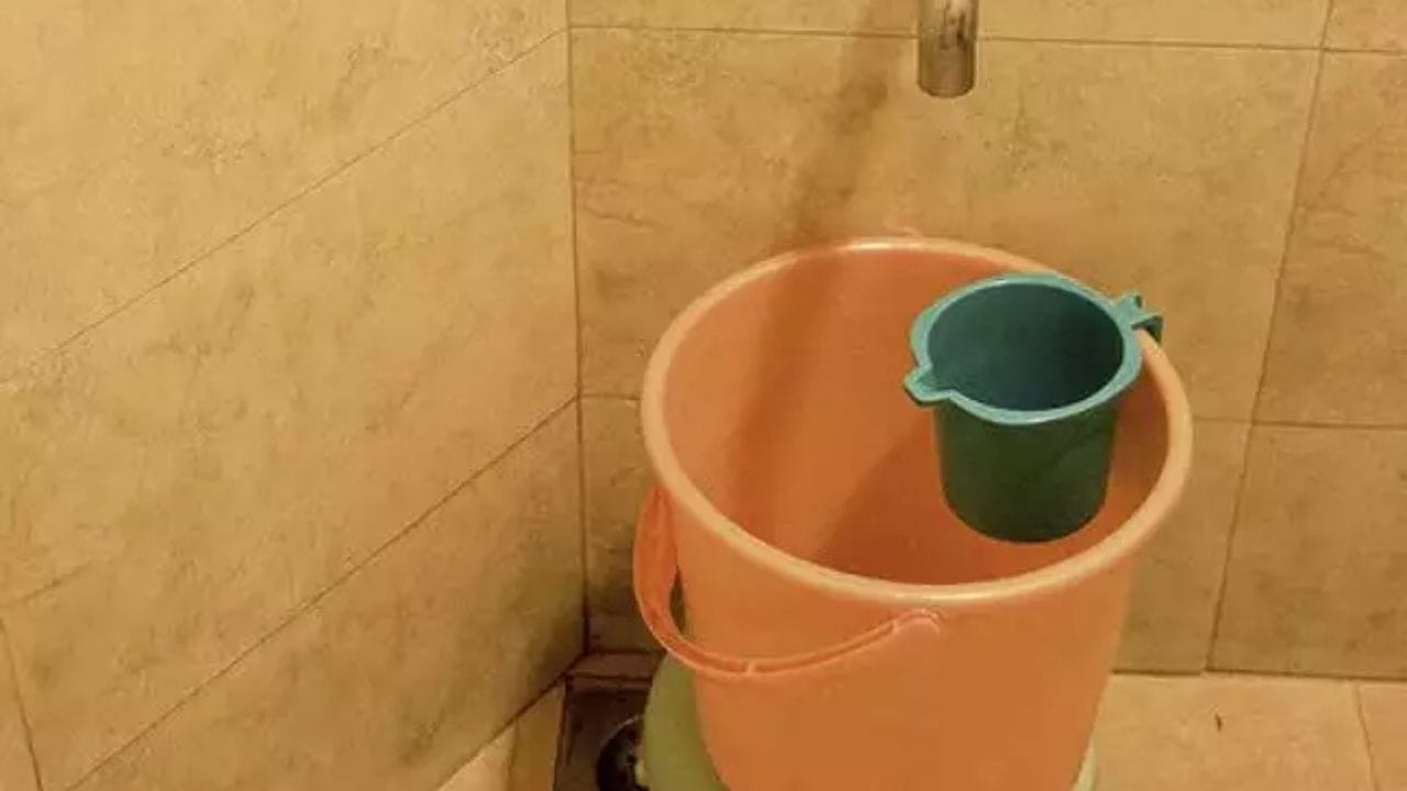 જે ઘરોમાં ક્ષાર વાળું પાણી આવે છે ત્યાં તમને વાસણો પર આવા પીળા નિશાન ચોક્કસ જોવા મળશે. તમે તેને સામાન્ય પાણીથી ગમે તેટલી સાફ કરો તો પણ તે ડાઘ જતાં નથી. આજે અમે તમને આ પાણીના ડાઘથી છુટકારો મેળવવા અને બાથરૂમની ડોલ, મગ અને સ્ટૂલને સાફ કરવાની એક સરળ ટ્રીક જણાવી રહ્યા છીએ.