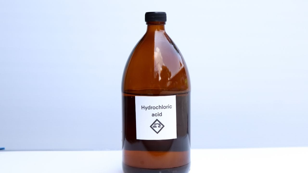 એસિડનો ઉપયોગ : એસિડ કોઈપણ હઠીલા ડાઘને સરળતાથી દૂર કરે છે. કેટલાક લોકો બાથરૂમમાં ડાઘ દૂર કરવા માટે એસિડનો ઉપયોગ કરે છે. પરંતુ જો તમે બાથરૂમના મગ, ડોલ કે અન્ય વસ્તુઓને એસિડથી સાફ કરી રહ્યા હોવ તો તેને પાણીમાં ઓગાળીને જ તેનો ઉપયોગ કરો. નહિંતર, એસિડ સ્ટેન પણ થઈ શકે છે. એસિડ સાથે પાણી ભેળવવાથી, સૌથી ગંદી વસ્તુઓ પણ સંપૂર્ણપણે સ્વચ્છ થઈ જશે. ધ્યાન રાખો કે સફાઈ કરતી વખતે ગ્લોવ્ઝ પહેરો અથવા બ્રશની મદદથી જ એસિડનો ઉપયોગ કરો. તમારા હાથ અથવા ત્વચાને સ્પર્શ ન કરવો જોઈએ.