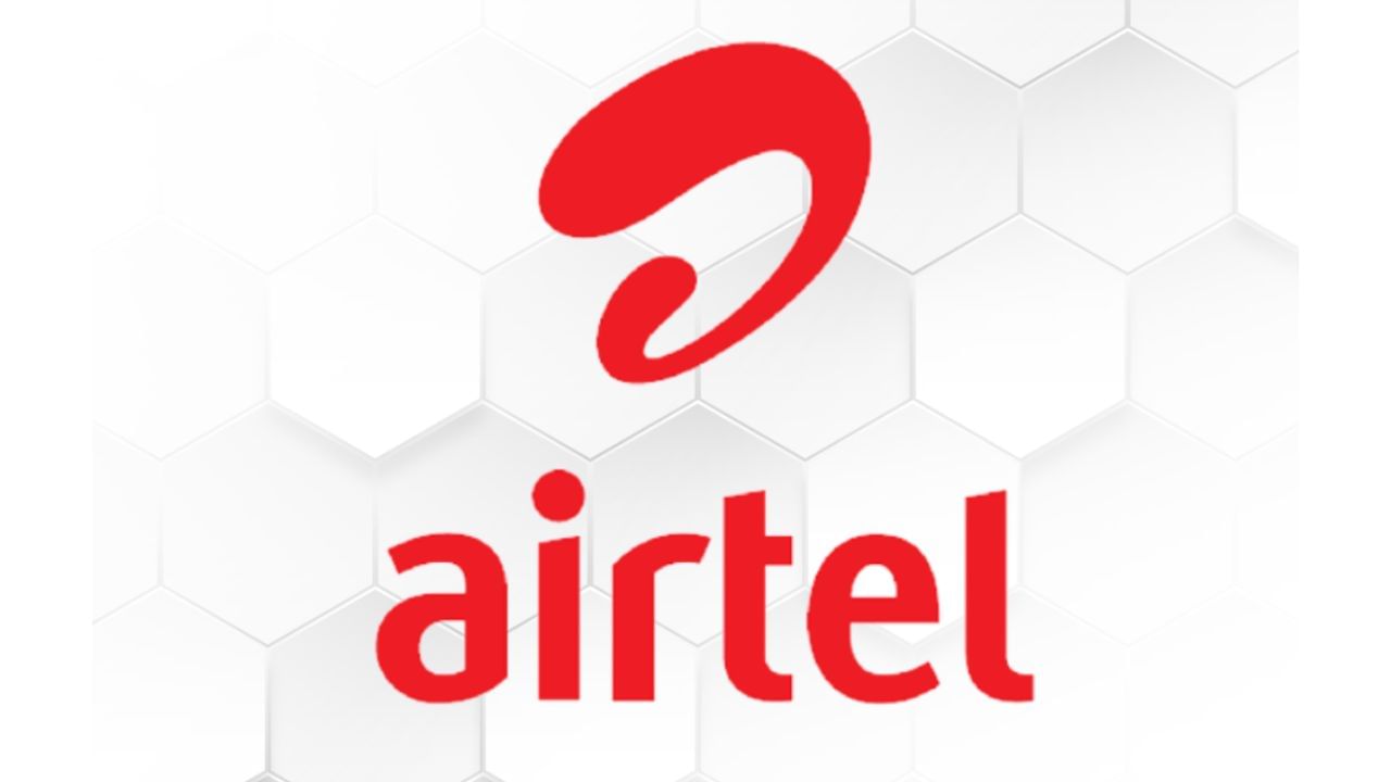 Airtel 26 Plan Details : વોડાફોન આઈડિયાની જેમ એરટેલ કંપનીનો આ 26 રૂપિયાનો પ્લાન પણ 1 દિવસની વેલિડિટી સાથે આવે છે. આ પ્લાન સાથે એરટેલ પ્રીપેડ યુઝર્સને 1.5 જીબી હાઇ સ્પીડ ડેટા ઓફર કરવામાં આવે છે. એરટેલ પાસે 22 અને 33 રૂપિયાના પ્લાન પણ છે. 22 રૂપિયામાં 1 જીબી ડેટા અને 1 દિવસની વેલિડિટી ઉપલબ્ધ છે પરંતુ 33 રુપિયાનો પ્લાન Vi પ્લાનથી થોડો અલગ છે. Vi કંપનીનો 33 રુપિયાનો પ્લાન તમને બે દિવસની વેલિડિટી આપે છે, પરંતુ એરટેલનો 33 રૂપિયાનો પ્લાન 1 દિવસની વેલિડિટી સાથે આવે છે. બંને પ્લાનમાં ડેટા સમાન છે.
