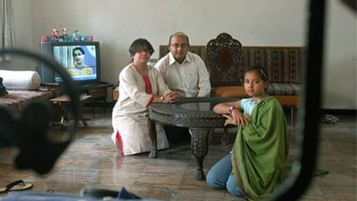 નવરાત્રી આવવાને થોડા જ દિવસો બાકી રહ્યા છે અને જેના ગરબા સાંભળીને પગ થનગની ઉઠે તેવા ગુજરાતની ફેમસ ફિમેલ સિંગર એશ્વર્યા મજમુદારના પરિવાર વિશે જાણો. વિદેશમાં પણ પોતાના સૂર રેલાવે છે.  મોટા સિંગર સાથે પણ તેને આલ્બમ સોન્ગ કરી ચૂકી છે.