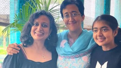 આતિશીનો જન્મ 8 જૂન 1981ના રોજ દિલ્હી યુનિવર્સિટીના પ્રોફેસર વિજય સિંહ અને ત્રિપ્તા વાહીના ઘરે થયો હતો. તો આજે આપણે આતિશીના પરિવાર વિશે વાત કરીશું.