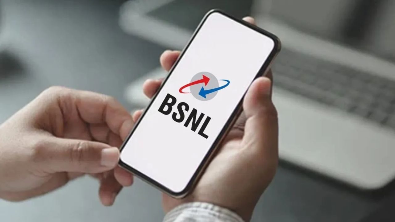 BSNL ગ્રાહકોમાં તેના સસ્તા પ્લાન માટે જાણીતું છે. ગ્રાહકોની જરૂરિયાતોને સમજીને, સરકારી ટેલિકોમ કંપની ભારત સંચાર નિગમ લિમિટેડ (BSNL) પાસે 107 રૂપિયાનો પ્લાન ઓફર કર્યો છે જે 20, 28, 30 દિવસ માટે નહીં પણ 35 દિવસની વેલિડિટી આપે છે. અહીં અમે તમને BSNL અને Airtelના પ્લાન વિશે જણાવી રહ્યા છીએ, જે 35 દિવસની વેલિડિટી સાથે આવે છે.