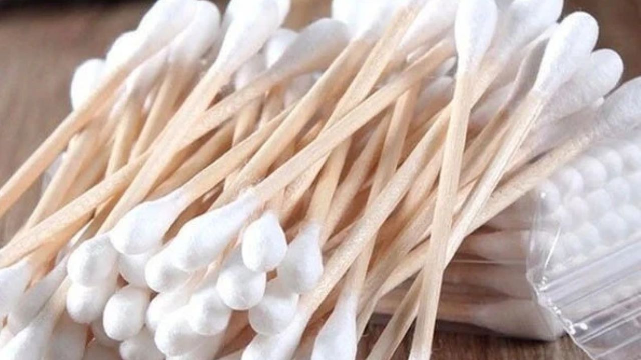 Cotton Buds બનાવવા માટે પ્લાસ્ટિકની હોય કે લાકડાની બનેલી પાતળી સ્ટીકનો ઉપયોગ કરો. રુને બંને છેડે લગાવવું પડે છે. જેથી જ્યારે કાન સાફ કરવા માટે ઉપયોગમાં લેવામાં આવે ત્યારે તેઓ તેમને નુકસાન ન પહોંચાડી શકે. તેને Cotton Buds અથવા Cotton Swab કહેવામાં આવે છે.
