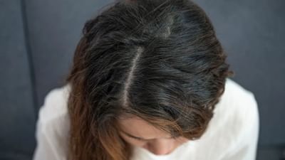 વાળ તૂટવા અને ખરવા...બંને અલગ છે, જાણો શું છે સોલ્યૂશન