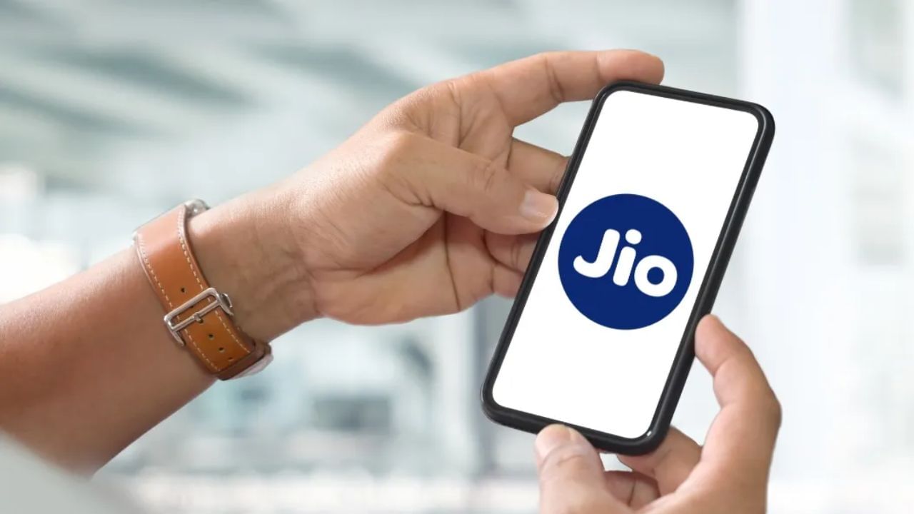 Jio કંપની માસિક રિચાર્જ માટે 249 રૂપિયાનો પ્લાન ઓફર કરી રહ્યું છે જેમાં તમને 28 દિવસની વેલિડિટી સાથે કુલ 28 GB Jio ડેટા મળે છે. એટલે કે તમે દરરોજ 1 જીબી ડેટાનો ઉપયોગ કરી શકશો. આ સાથે ભારતમાં નેટવર્ક પર ફ્રી કોલિંગ અને 100 SMS પણ આપવામાં આવી રહ્યા છે.