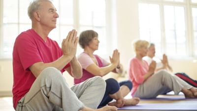 વધતી જતી ઉંમર સાથે સ્નાયુઓ અને સાંધાઓમાં જકડાઈ જવાની સમસ્યા ઘણીવાર વૃદ્ધોમાં વધી જાય છે. ઘણી વખત એવું જોવા મળે છે કે વૃદ્ધોને પીડાને કારણે ઉઠવું અને બેસવું પણ મુશ્કેલ થઈ જાય છે. વધતી ઉંમર સાથે આર્થરાઈટિસની સમસ્યા પણ સામાન્ય છે અને આ સ્થિતિમાં સાંધાનો દુખાવો પણ વધુ થવા લાગે છે. આવી સ્થિતિમાં જો દરરોજ થોડી મિનિટો માટે યોગાસનો કરવામાં આવે તો વૃદ્ધાવસ્થામાં પણ સાંધા અને સ્નાયુઓના દુખાવાથી બચી શકાય છે.