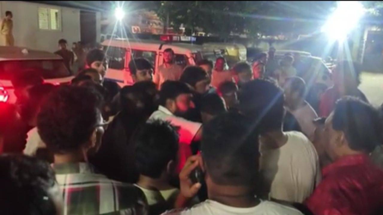 Kheda News : કઠલાલમાં બે જૂથ વચ્ચે થયુ અથડામણ, એક જૂથના ટોળાએ વાહનમાં કરી આગચંપી, જુઓ Video