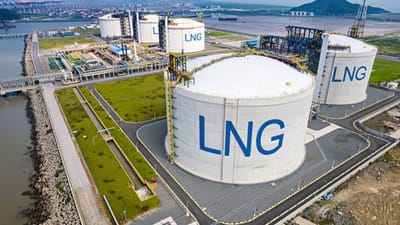 સરકાર ઇચ્છે છે કે લિક્વિફાઇડ નેચરલ ગેસ (LNG) 5-7 વર્ષમાં દેશના લાંબા અંતરના હેવી-ડ્યુટી વાહનો (HDV) માંથી ત્રીજા ભાગના વાહનોને LNG ગેસ ફાળવવાનું વિચારી રહી છે, એમ તેલ મંત્રાલયના પ્રસ્તાવ મુજબ."પેટ્રોલિયમ અને કુદરતી ગેસ મંત્રાલય સ્થિર/અનુમાનિત કિંમતો પર એલએનજીની ઉપલબ્ધતા; પર્યાપ્ત HDVs/ટ્રકની ઉપલબ્ધતા; અને પર્યાપ્ત LNG વિતરણ સ્ટેશનોની ઉપલબ્ધતા માટે જોગવાઈ કરવામાં મહત્વપૂર્ણ અને અગ્રણી ભૂમિકા ભજવી શકે છે," એમ મંત્રાલયે જણાવ્યું હતું.આજે આપણે એવી કેટલીક કંપનીઓ વિશે જાણશું જે ગેસ ઉત્પાદન કરે છે. અને આવનારા સમયમાં તેના શેરના ભાવ વધવાની શક્યતા છે.