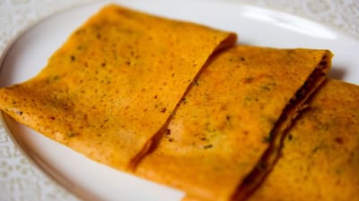 મગની દાળના પુડલા બનાવવા માટે સૌથી પહેલા મગની દાળને 8-9 કલાક પાણીમાં પલાળી દો. હવે બીજા દિવસે પલાળેલા મગને 2 થી 3 વખત પાણીથી ધોઈ લો. 