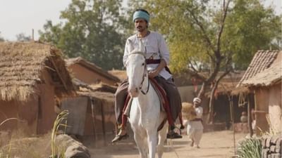 રોનક કામદાર એક ભારતીય આર્કિટેક્ટ, થિયેટર કલાકાર અને અભિનેતા છે, જેઓ ગુજરાતી ફિલ્મ નાડી દોષ (2022)માં કુણાલની ભૂમિકા ભજવવા માટે જાણીતા છે. તેઓ મુખ્યત્વે ગુજરાતી થિયેટર અને ગુજરાતી ફિલ્મ ઈન્ડસ્ટ્રીમાં કામ કરે છે.