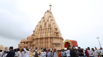 પવિત્ર શ્રાવણ માસનો આજે અંતિમ સોમવાર છે, જેના પગલે રાજ્યભરના શિવાલયો બમ બમ ભોલેના નાદથી ગૂંજી ઉઠ્યા હતા. સોમનાથમાં શ્રાવણના પાંચમા સોમવાર અને સોમવતી અમાસે ભક્તોનો શ્રદ્ધાસાગર ઉમટ્યો હતો.