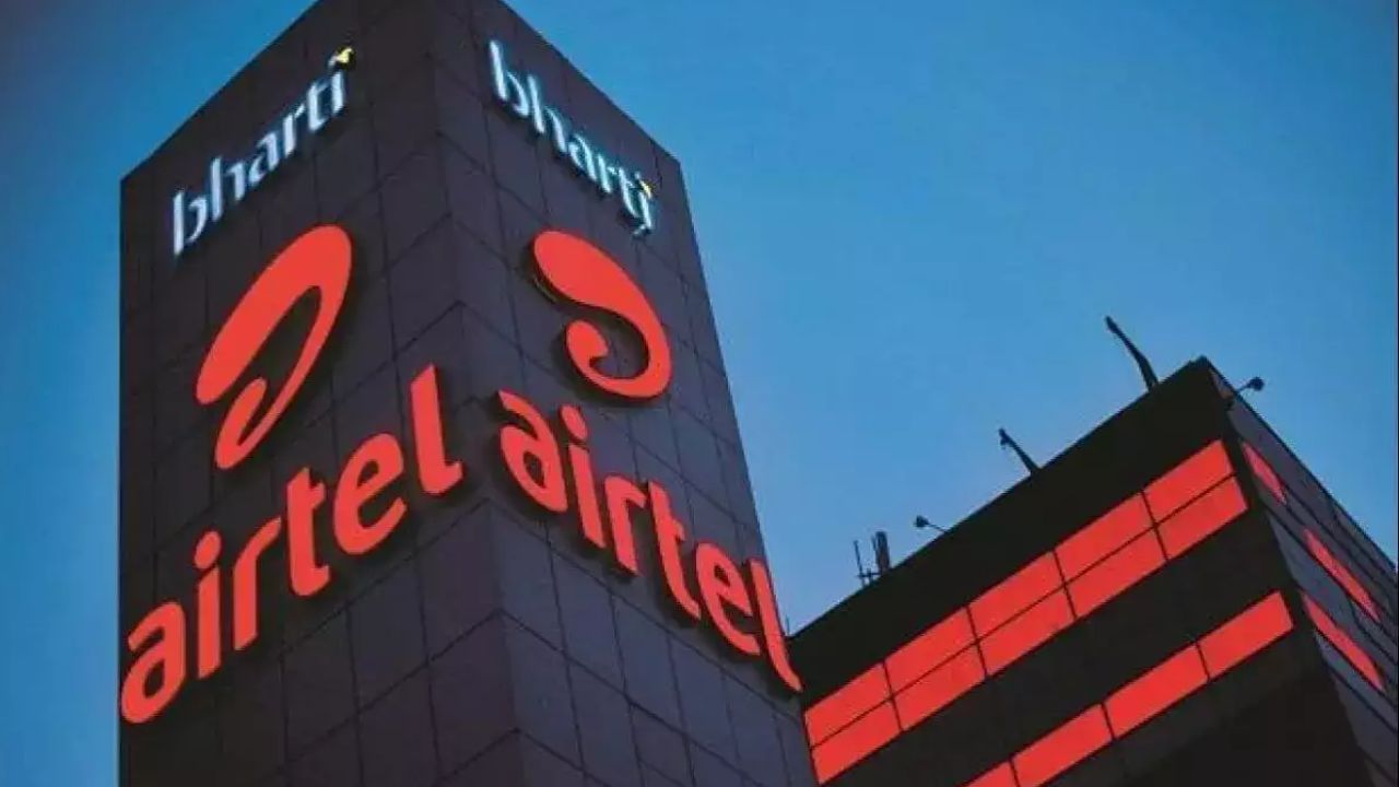 Airtel'એરટેલનો પ્લાન 859 રૂપિયાનો છે. આમાં તમને 84 દિવસ માટે દરરોજ 1.5 GB ડેટા મળે છે, એટલે કે કુલ 126 GB ડેટા. આ ઉપરાંત, તમને દરરોજ અમર્યાદિત કૉલિંગ અને 100 SMS પણ મળે છે. આ પ્લાનમાં તમને Apollo 24/7 Circle, ફ્રી Hellotunes અને ફ્રી Wynk Music જેવી સેવાઓ પણ મળે છે.