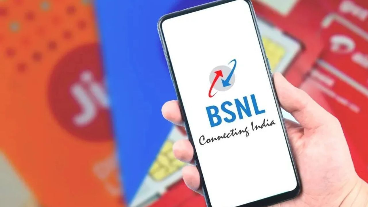 BSNLના આ ડેટા પેક પર તમે અમર્યાદિત સ્થાનિક અને STD કૉલ્સ કરી શકો છો. આ ઉપરાંત, આ પ્લાનમાં તમને દર મહિને 10GB ડેટા મળશે, અને BSNL ટ્યુન્સ પણ મળશે, જેના દ્વારા તમે કોઈપણ વધારાના ખર્ચ વિના તમારી કોલર ટ્યુન સેટ કરી શકો છો. આ પ્લાનની કિંમતની વાત કરીએ તો ₹147નો આ પ્લાન  છે આ પ્લાન માટે માત્ર પર ડે ₹4.90નો ખર્ચો થશે. 