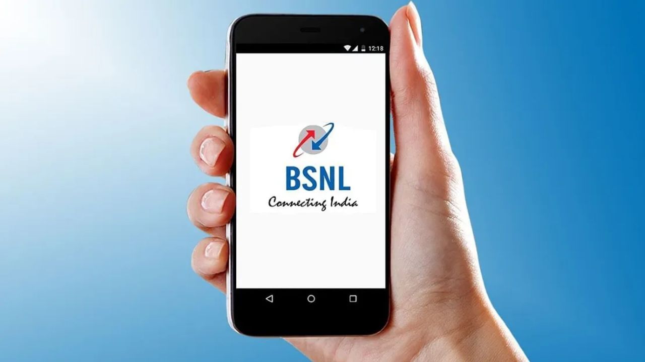 ભારત સરકારની ટેલિકોમ કંપની BSNL આ દિવસોમાં ટેલિકોમ સેક્ટરમાં ચર્ચામાં છે. તે તેના સસ્તું રિચાર્જ પ્લાનને કારણે લોકપ્રિય બન્યું છે. આપણે બધા જાણીએ છીએ કે, Jio, Airtel અને Vi જેવી ખાનગી કંપનીઓ તેમના રિચાર્જના ભાવમાં વધારો કરી રહી છે, જ્યારે BSNL મોબાઇલ વપરાશકર્તાઓ માટે એક સારો વિકલ્પ બની ગયો છે જેઓ સસ્તા વિકલ્પોની શોધમાં છે. આ ફેરફારને કારણે, ઘણા લોકો તેમના નંબર BSNL પર પોર્ટ કરી રહ્યા છે, અને આ ટ્રેન્ડ હજુ પણ ધીમો થવાના સંકેતો દેખાઈ રહ્યા નથી. તેની ઓફરને વધુ બહેતર બનાવવા માટે, BSNL તેના ગ્રાહકો માટે 150 રુપિયાથી પણ ઓછી કિંમતનો 30 દિવસનો નવો પ્લાન લઈને આવ્યું છે. ચાલો જાણીએ આ પ્લાન વિશે.