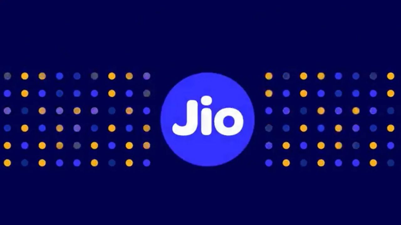 જ્યારે Jio કંપની 299માં 28 દિવસની વેલિડિટી વાળો પ્લાન ઓફર કરી રહી છે જેમાં પણ દરરોજના 1.5 GBની સાથે અનલિમિટેડ કોલિંક અને 100 SMS ફ્રી મળશે. 