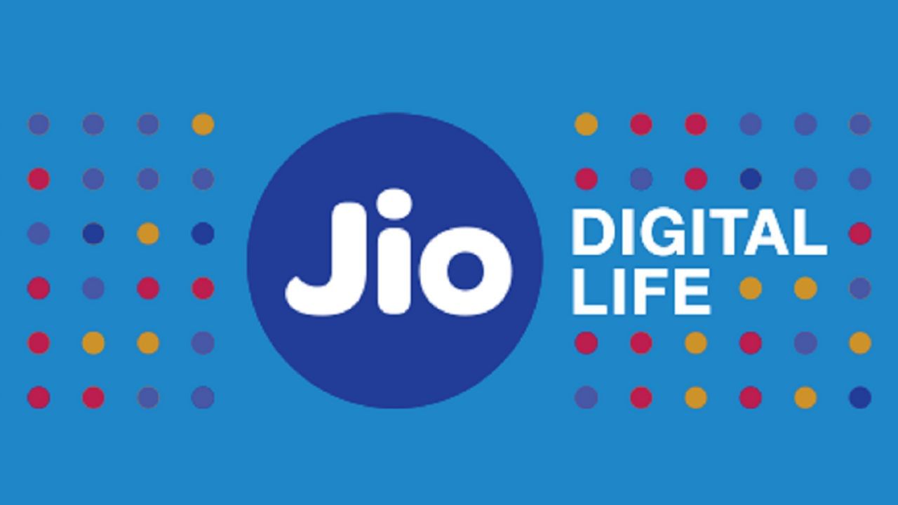 જ્યારે JIO 28 દિવસ માટે રોજ 1 GB માટે  રું 249નો પ્લાન ઓફર કરી રહ્યું છે. જેમાં અનલિમિટેડ કોલ અને 100 SMSની સુવિધા પણ આપવામાં આવી રહી છે.