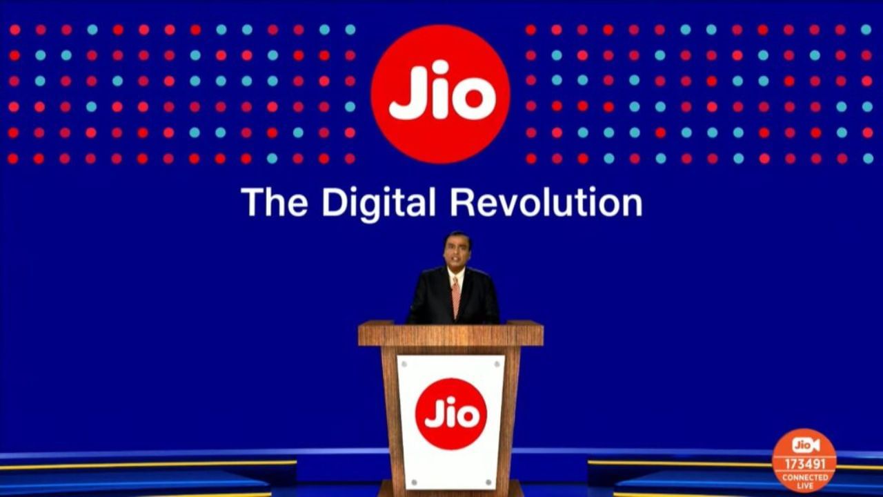 2016માં જ્યારે રિલાયન્સે Jio લોન્ચ કર્યું ત્યારે ટેલિકોમ સેક્ટરના મોટા ખેલાડીઓની હાલત ખરાબ થઈ ગઈ હતી. કેટલાકે તો ધંધો પણ બંધ કરવો પડ્યો હતો. કેટલીક કંપનીઓએ મર્જરનો આશરો લઈને પોતાને બચાવવી પડી હતી. Jioના આવ્યા પછી એરટેલ, વોડાફોન, આઈડિયા, યુનિનોર, BSNLનું ટેન્શન વધી ગયું હતું. આ કંપનીઓએ તેમના રિચાર્જ પ્લાનની કિંમતોમાં ઘટાડો કરવો પડ્યો હતો. આકર્ષક ઓફર્સ લાવવાની હતી. ફ્રી ડેટા અને ફ્રી કોલિંગ જેવી Jioની ઓફરને કારણે આ કંપનીઓ ખરાબ રીતે પાછળ રહી ગઈ હતી. Jio એ ગ્રાહકોને રીઝવવામાં કોઈ કસર છોડી નથી.