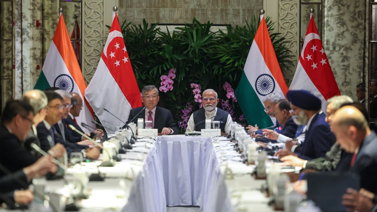 pm modi meets business leaders singapore for investment (4)