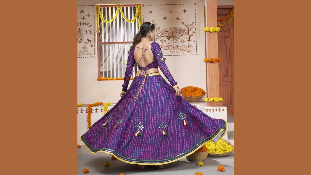 નવમો દિવસ (Navratri ninth day- Purple) : સિદ્ધિદાત્રી મા દુર્ગાનું આઠમું સ્વરૂપ છે. ભગવાન શિવે દેવીના આ સ્વરૂપથી ઘણી સિદ્ધિઓ પ્રાપ્ત કરી હતી. નવરાત્રિના 9મા દિવસે તેમની પૂજા કરવામાં આવે છે. તેને જાંબલી રંગ ખૂબ જ ગમે છે. આ દિવસે ભક્તોએ જાંબલી રંગના વસ્ત્રો પહેરવા જોઈએ.
