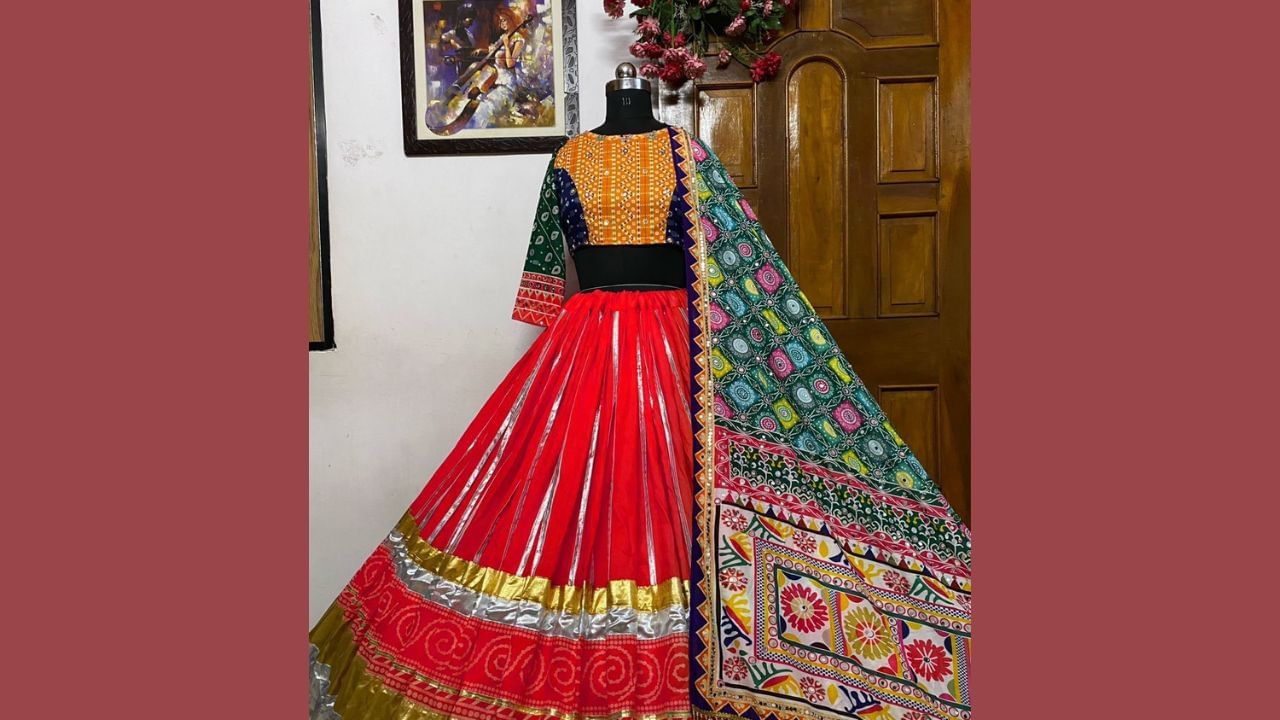 છઠ્ઠો દિવસ (Navratri sixth day colour- Red) : નવરાત્રિના છઠ્ઠા દિવસે માતા કાત્યાયનીની પૂજા કરવામાં આવે છે. તે સ્વાસ્થ્યની દેવી છે. જીવનમાં સફળતા મેળવવા માટે શરીરનું સ્વસ્થ હોવું જરૂરી છે. દેવી દુર્ગાના આ સ્વરૂપની પૂજા કરવાથી ભક્તો સ્વસ્થ રહેવાની ઈચ્છા રાખે છે. માતા કાત્યાયનીને લાલ રંગ પસંદ છે. આવી સ્થિતિમાં આ દિવસે ભક્તોએ લાલ રંગના વસ્ત્રો પહેરવા જોઈએ.
