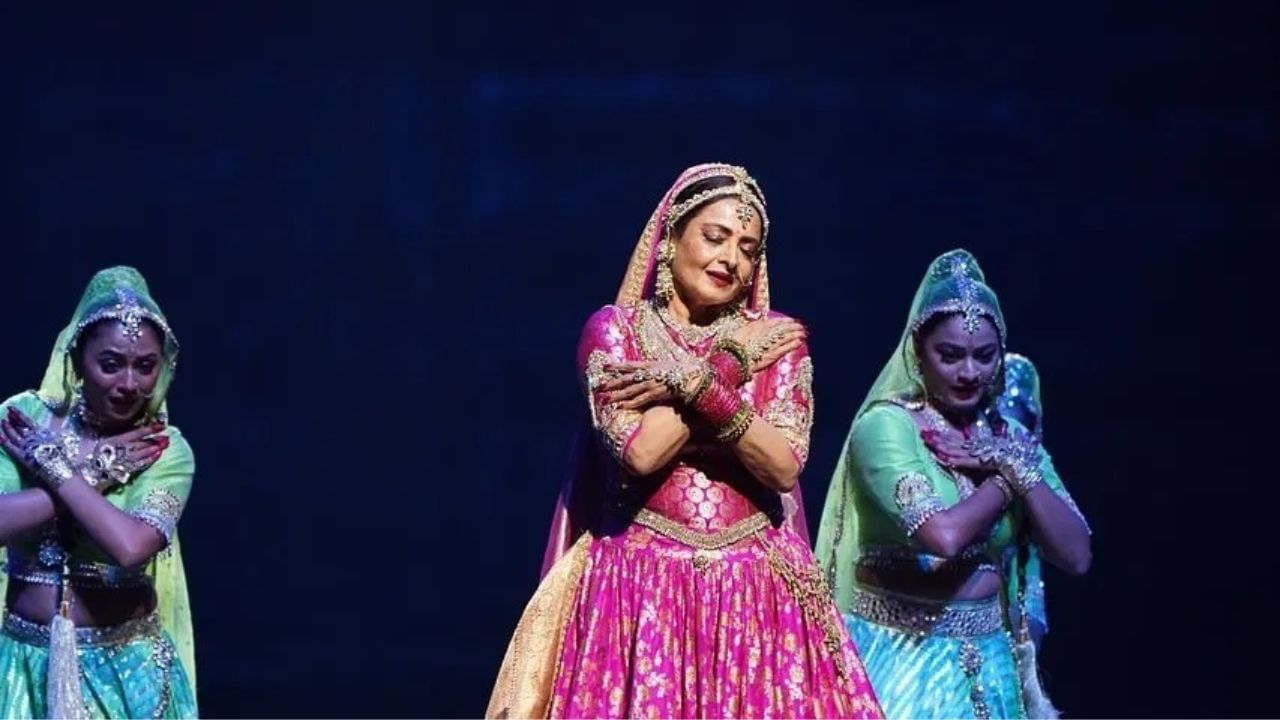 fotos de performance de rekha no iifa Awards 2024 (2)