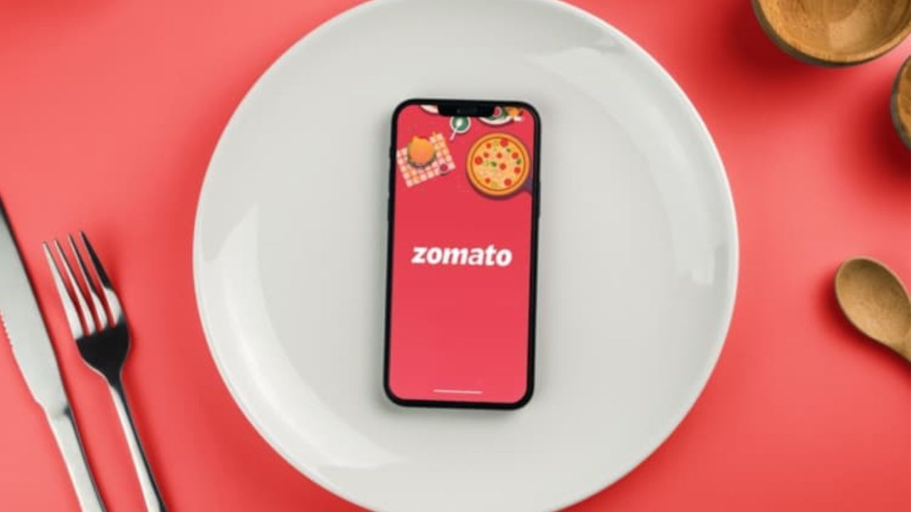 શું તે હજુ પણ રોકાણ કરવા યોગ્ય છે? : Zomato સતત વિસ્તરી રહ્યું છે. કંપની હવે નફાકારક પણ બની ગઈ છે. કંપનીએ તાજેતરમાં તેના ઝડપી ડિલિવરી કોમર્સનો વિસ્તાર કર્યો છે. જ્યારે તેણે Paytmના ટિકિટિંગ બિઝનેસને ખરીદીને ઇવેન્ટ બિઝનેસમાં પણ પ્રવેશ કર્યો છે. આ રીતે કંપનીના બિઝનેસમાં વિવિધતા આવી રહી છે. તેથી તેનું બાય રેટિંગ યથાવત છે. જ્યારે જેપી મોર્ગને તેની ટાર્ગેટ પ્રાઈઝ વધારીને 340 રૂપિયા કરી છે.
