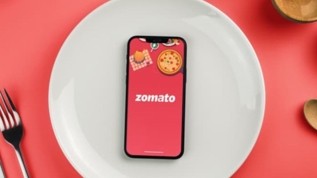 જો આપણે Zomato વિશે વાત કરીએ તો તે FY24માં નફામાં આવ્યું હતું. આ સમયગાળા દરમિયાન તેની આવક 12,114 કરોડ રૂપિયા હતી, જ્યારે તેનો નફો 351 કરોડ રૂપિયા હતો. Zomatoએ 2021માં તેનો IPO લોન્ચ કર્યો હતો. બ્લિંકિટના સંપાદન પછી તે ક્વિક કોમર્સ સેવામાં પણ છે. આનાથી કંપનીને વૃદ્ધિ હાંસલ કરવામાં મદદ મળી છે. તે 20 અબજ ડોલરથી વધુની કંપની બની ગઈ છે. જ્યારે સ્વિગીનો IPO આવશે ત્યારે રોકાણકારો તેની સરખામણી ઝોમેટો સાથે કરશે. તેમની નજર ભારતના રૂપિયા 2 લાખ કરોડના ફૂડ ડિલિવરી માર્કેટનો રાજા કોણ બને છે તેના પર રહેશે. હાલમાં બંને કંપનીઓ લગભગ 90 ટકા માર્કેટ શેર ધરાવે છે.
