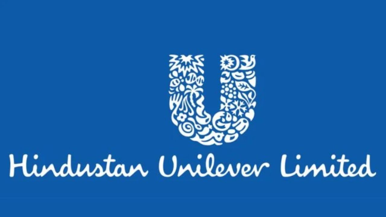 Hindustan Unilever Q2:  FMCG ક્ષેત્રની દિગ્ગજ હિંદુસ્તાન યુનિલિવર (HUL) એ FY25 ના બીજા ક્વાર્ટરના પરિણામો જાહેર કર્યા છે. જુલાઈ-સપ્ટેમ્બર ક્વાર્ટરમાં કંપનીના કોન્સોલિડેટેડ ચોખ્ખા નફામાં 2.4 ટકાનો ઘટાડો થયો છે. કંપનીએ આ સમયગાળા દરમિયાન રૂ. 2591 કરોડનો નફો નોંધાવ્યો હતો, જ્યારે ગયા વર્ષના સમાન ક્વાર્ટરમાં આ આંકડો રૂ. 2668 કરોડ હતો. સપ્ટેમ્બર ક્વાર્ટરમાં કંપનીના પરિણામો બજારની ધારણા કરતા નબળા હતા. દરમિયાન આજે કંપનીના શેરમાં 0.90 ટકાનો ઘટાડો જોવા મળ્યો હતો અને આ શેર BSE પર રૂ. 2658ના ભાવે બંધ થયો હતો. બજાર બંધ થયા પછી કંપનીએ પરિણામો જાહેર કર્યા.