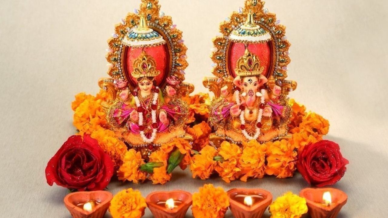 Diwali Laxmi Puja Samagri List: દિવાળીનો તહેવાર દેશભરમાં ખૂબ જ ઉત્સાહ અને ઉમંગ સાથે ઉજવવામાં આવે છે. દિવાળીની રાત્રે ધનની દેવી લક્ષ્મી અને ભગવાન ગણેશની પૂજા કરવામાં આવે છે. એવું માનવામાં આવે છે કે પ્રકાશના આ પર્વમાં વિધિ-વિધાન અનુસાર દેવી લક્ષ્મી અને ગણેશજીની પૂજા કરવાથી વ્યક્તિની તમામ મનોકામનાઓ પૂર્ણ થાય છે અને દેવી લક્ષ્મીની કૃપા વર્ષભર રહે છે. આ દિવસે પૂજામાં કેટલીક વસ્તુઓનો સમાવેશ કરવો ખૂબ જ શુભ અને ફળદાયી માનવામાં આવે છે.