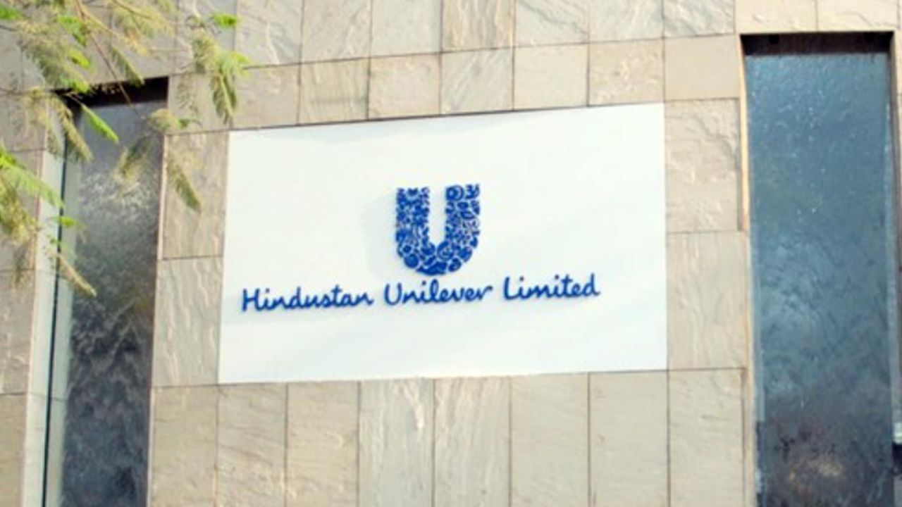 Hindustan Unilever ની આવકમાં 2.1 ટકાનો વધારો થયો છે- FMCG  જાયન્ટની બીજા ક્વાર્ટરમાં કોન્સોલિડેટેડ રેવન્યુ ગયા વર્ષના સમાન ક્વાર્ટરની સરખામણીમાં 2.1 ટકા વધીને રૂ. 16,145 કરોડ થઈ છે. હિન્દુસ્તાન યુનિલિવરે સપ્ટેમ્બર ક્વાર્ટરના પરિણામો જાહેર કર્યા છે જે બજારની અપેક્ષા કરતા નબળા હતા. 