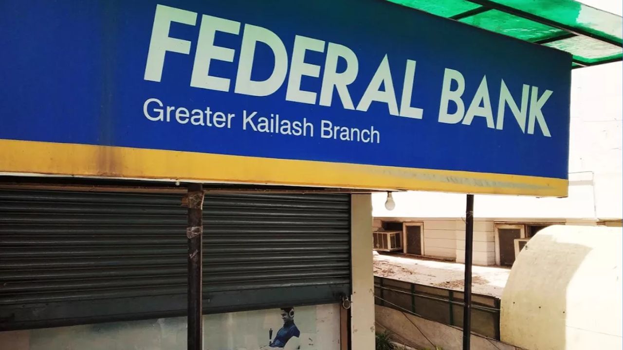 Federal Bank Share: ફેડરલ બેંક લિમિટેડના શેર આજે મંગળવારે(29-10-2024) ટ્રેડિંગ દરમિયાન ફોકસમાં છે. કંપનીનો શેર આજે 8.55% થી વધુ વધીને રૂ. 200.8 ની ઇન્ટ્રા-ડે હાઇએ પહોંચ્યો હતો. શેરમાં આ વધારો થવા પાછળનું કારણ સપ્ટેમ્બર ક્વાર્ટરના પરિણામો છે.