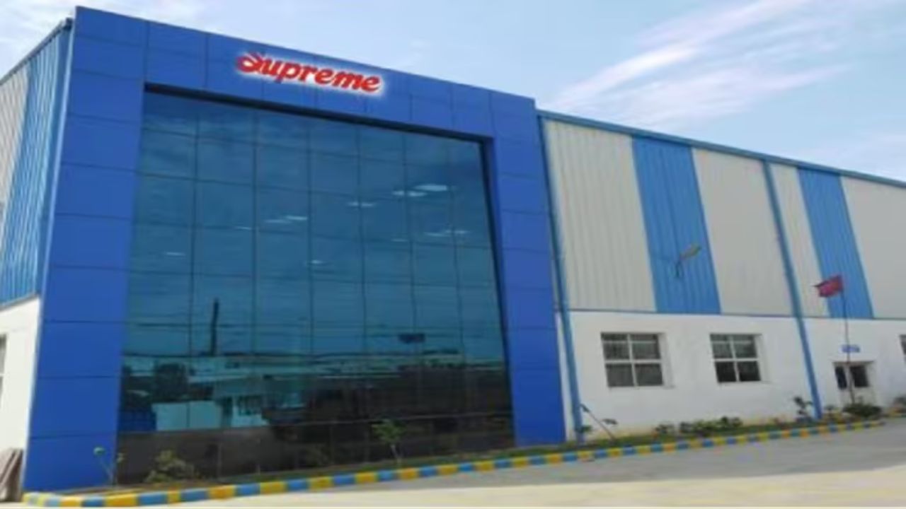 Supreme Industries ના શેરના પ્રદર્શનની વાત કરીએ તો, આ શેરે છેલ્લા 6 મહિનામાં માત્ર 8%ની વૃદ્ધિ દર્શાવી છે. જ્યારે આ વર્ષે અત્યાર સુધી આ સ્ટોક લગભગ સપાટ સ્તરે છે. છેલ્લા એક વર્ષમાં માત્ર 6% નો થોડો વધારો જોવા મળ્યો છે. છેલ્લા એક વર્ષ દરમિયાન આ સ્ટોક ₹6460 થી ₹3601 પ્રતિ શેરની રેન્જમાં કામ કરતો જોવા મળ્યો છે.