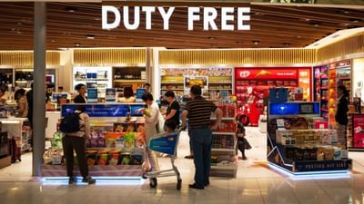 એરપોર્ટ પર દારૂ સસ્તો હોવાનું મુખ્ય કારણ એ છે કે તે ડ્યુટી-ફ્રી દુકાનો પર વેચાય છે, જ્યાં સામાન્ય રીતે કર અને કસ્ટમ ડ્યુટીમાંથી મુક્તિ આપવામાં આવે છે.