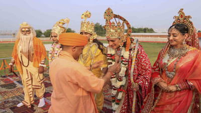 દેશમાં દિવાળીની ઉજવણી કરવામાં આવી રહી છે. અયોધ્યાની ભવ્યતા દેખાઈ રહી છે. ઉતરપ્રદેશના મુખ્યપ્રધાન સહિત તમામ નેતાઓ અયોધ્યા પહોંચી ગયા છે. આ પ્રસંગે સીએમ યોગીએ કહ્યું કે, આ વર્ષ અયોધ્યા માટે અદ્ભુત, અનોખું, અલૌકિક છે.