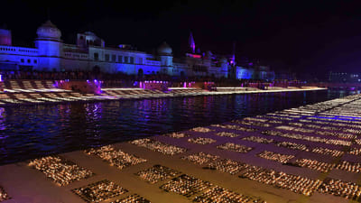 રામનગરી અયોધ્યામાં આ વર્ષે આઠમા દીપોત્સવને ભવ્ય અને દિવ્ય બનાવવાની તૈયારીઓ તેજ થઈ ગઈ છે. આ વખતનો દીપોત્સવ એટલા માટે પણ ખાસ છે કારણ કે ભગવાન રામ લલા તેમના ભવ્ય મંદિરમાં બિરાજમાન છે. રામ મંદિરના ગર્ભગૃહની પ્રાણ પ્રતિષ્ઠા પૂર્ણ થઈ ગઈ છે, તેથી અયોધ્યાના રહેવાસીઓ અને સમગ્ર વિશ્વમાં હાજર રામ ભક્તો માટે આ રોશનીનો તહેવાર ખૂબ જ ખાસ બની ગયો છે.