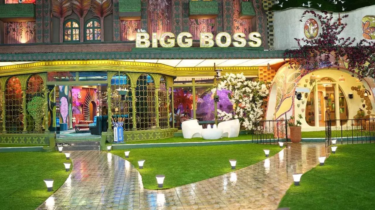 Bigg Boss 18 : સલમાન ખાનની ફીની વાત કરીએ તો હંમેશા સાંભળવામાં આવે છે કે આ વખતે તેણે પોતાની ફી વધારી દીધી છે. સલમાન એપિસોડ દીઠ ચાર્જ કરે છે. રવિવાર સાંજથી બિગ બોસ 18 શરૂ થવા જઈ રહ્યું છે. સલમાન ખાન તમામ સ્પર્ધકોનો ચહેરો જાહેર કરશે. ઘણા સમયથી શોમાં આવનારા સ્પર્ધકોને લઈને વિવિધ પ્રકારના સમાચારો સામે આવી રહ્યા છે. પરંતુ 6 ઓક્ટોબરે સાંજે તમામ સમાચારોનું સત્ય બહાર આવશે.  (નોંધ : આ માહિતી મળતા મીડિયા રિપોર્ટ મુજબ છે. TV 9 ગુજરાતી આની કોઈ પુષ્ટી કરતું નથી.)


