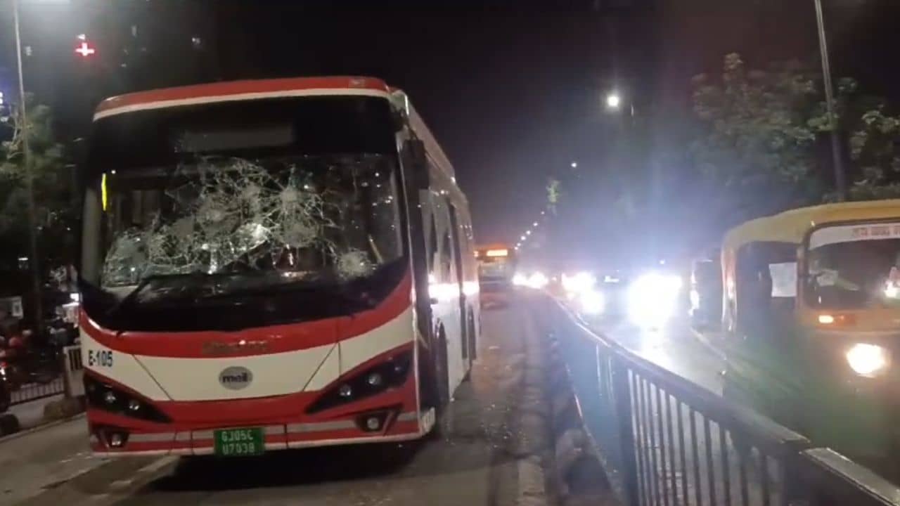 Surat : પાંડેસરામાં BRTS ચાલકે રોડક્રોસ કરતા યુવકને લીધો અડફેટે, રોષે ભરાયેલા સ્થાનિકોએ બસમાં કરી તોડફોડ- જુઓ Video