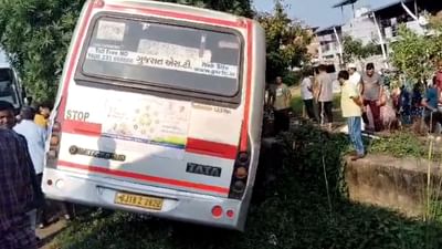 Bharuch News : ચાંદીપર દરગાહ પાસે ST બસ વરસાદી કાંસમાં ખાબકી, જુઓ Video Bharuch News : ચાંદીપર દરગાહ પાસે ST બસ વરસાદી કાંસમાં ખાબકી, જુઓ Video