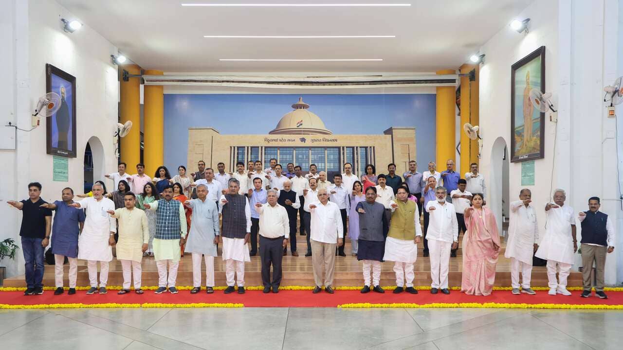 ગુજરાત-દેશના વિકાસ માટે CM ભૂપેન્દ્ર પટેલ, મંત્રીમંડળના સભ્યો, સચિવ, ઉચ્ચ અધિકારીઓએ લીધી ભારત વિકાસ પ્રતિજ્ઞા