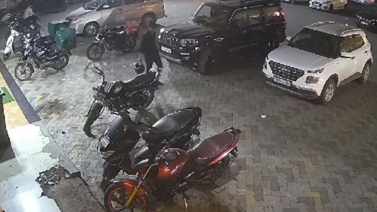 વલસાડ: વાપીમાં વધુ એક કાર ચાલક બન્યો બેફામ, પાર્કિંગમાં બેઠેલા યુવકને લીધો અડફેટે, જુઓ Video