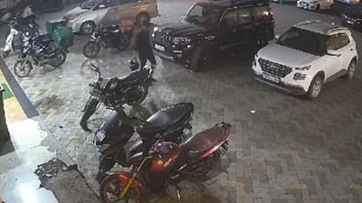 વલસાડ: વાપીમાં વધુ એક કાર ચાલક બન્યો બેફામ, પાર્કિંગમાં બેઠેલા યુવકને લીધો અડફેટે, જુઓ Video વલસાડ: વાપીમાં વધુ એક કાર ચાલક બન્યો બેફામ, પાર્કિંગમાં બેઠેલા યુવકને લીધો અડફેટે, જુઓ Video