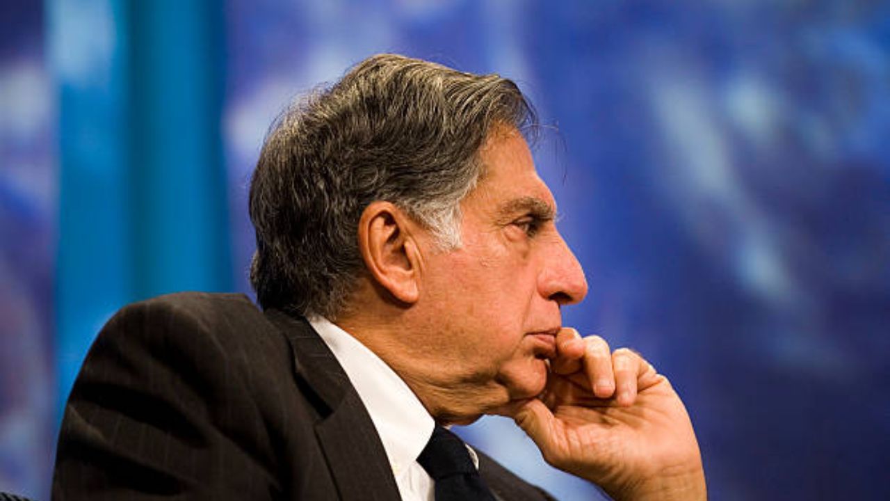 Ratan Tata Education : રતન ટાટાનો જન્મ 28 ડિસેમ્બર 1937ના રોજ બોમ્બેમાં થયો હતો. તેમણે તેમનું પ્રારંભિક શિક્ષણ મુંબઈની કેમ્પિયન (Campion School) સ્કૂલમાંથી મેળવ્યું હતું. અહીંથી તેણે 8મા ધોરણ સુધીનો અભ્યાસ પૂરો કર્યો. આ પછી તેઓ વધુ અભ્યાસ માટે મુંબઈની કેથેડ્રલ અને જોન કેનન સ્કૂલ (Cathedral and John Cannon School) અને શિમલામાં બિશપ કોટન સ્કૂલ (Bishop Cotton School) ગયા.
