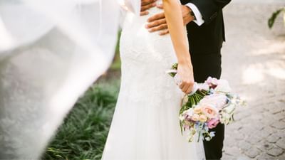 કેટલાક લોકો વિદેશમાં ડેસ્ટિનેશન વેડિંગનો પ્લાન કરતા હોય છે, અમુક લોકો અન્ય શહેરમાં ડેસ્ટિનેશન વેડિંગનો પ્લાન બનાવતા હોય છે. જેમાં લગ્નનો ખર્ચો ખુબ વધી જાય છે. તો આજે અમે તમને ગુજરાતમાં જ આવેલા કેટલાક ડેસ્ટિનેશન વેડિંગ માટેના સુંદર સ્થળ વિશે જણાવીશું, તો તમે પણ ગુજરાતમાં જ તમારા ડેસ્ટિનેશન વેડિંગનું સપનું પૂર્ણ કરી શકો છો.