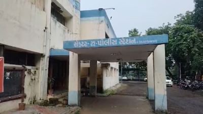 Gandhinagar Video : MLA અને પૂર્વ મંત્રી ગજેન્દ્રસિંહની મુશ્કેલીમાં વધારો, સેક્ટર - 21 પોલીસ મથકમાં દુષ્કર્મનો ગુનો નોંધાયો Gandhinagar Video : MLA અને પૂર્વ મંત્રી ગજેન્દ્રસિંહની મુશ્કેલીમાં વધારો, સેક્ટર - 21 પોલીસ મથકમાં દુષ્કર્મનો ગુનો નોંધાયો